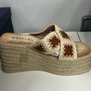 SANDALIA BEIGE CON DETALLES
