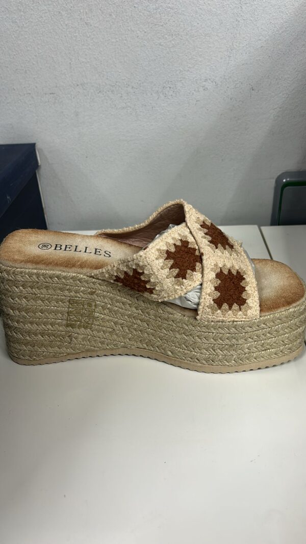 SANDALIA BEIGE CON DETALLES - Imagen 1