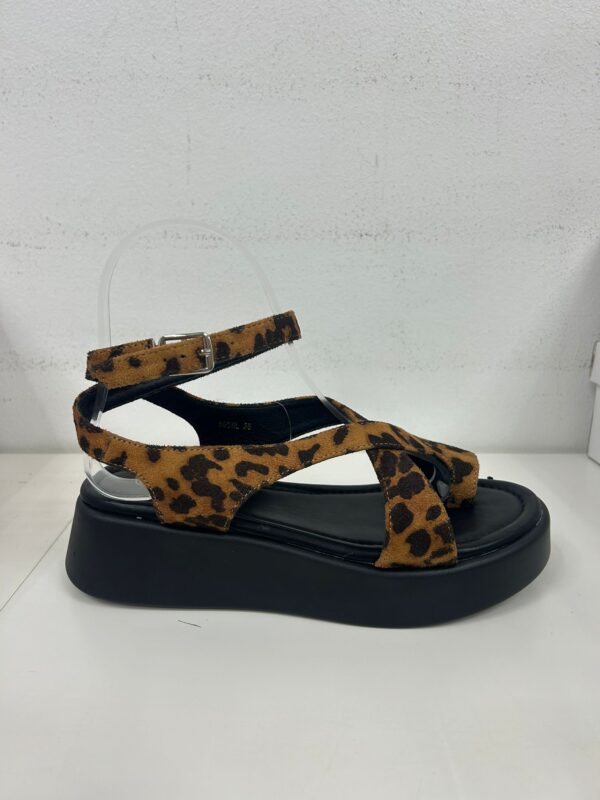 SANDALIA CRUZADA DEDO LEOPARDO - Imagen 1