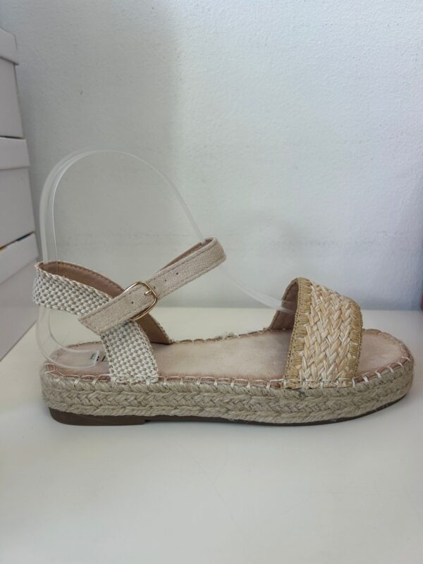 SANDALIA PLANA BEIGE - Imagen 1