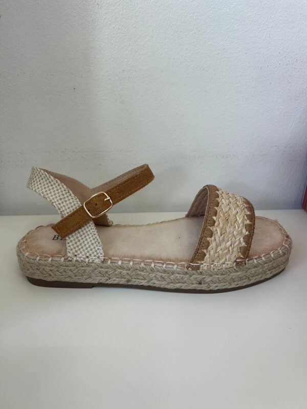 SANDALIA PLANA CAMEL - Imagen 1
