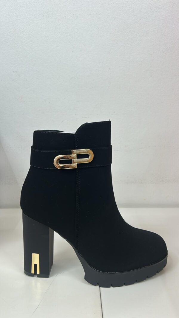 BOTA NEGRA DETALLE CLIP - Imagen 1
