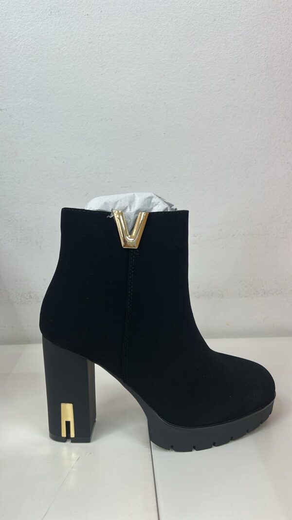 BOTA NEGRA DETALLE V - Imagen 1