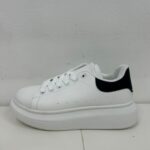 DEPORTIVA MCQUEEN BLANCO CON NEGRA