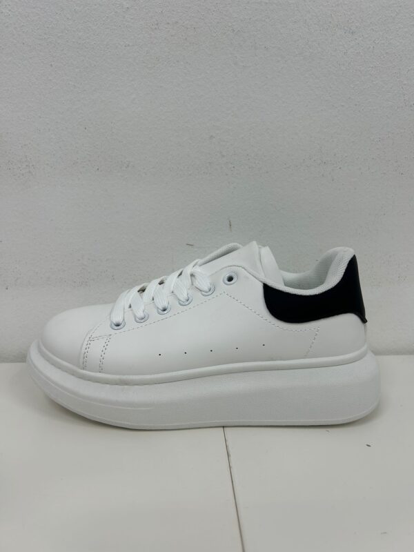 DEPORTIVA MCQUEEN BLANCO CON NEGRA - Imagen 1