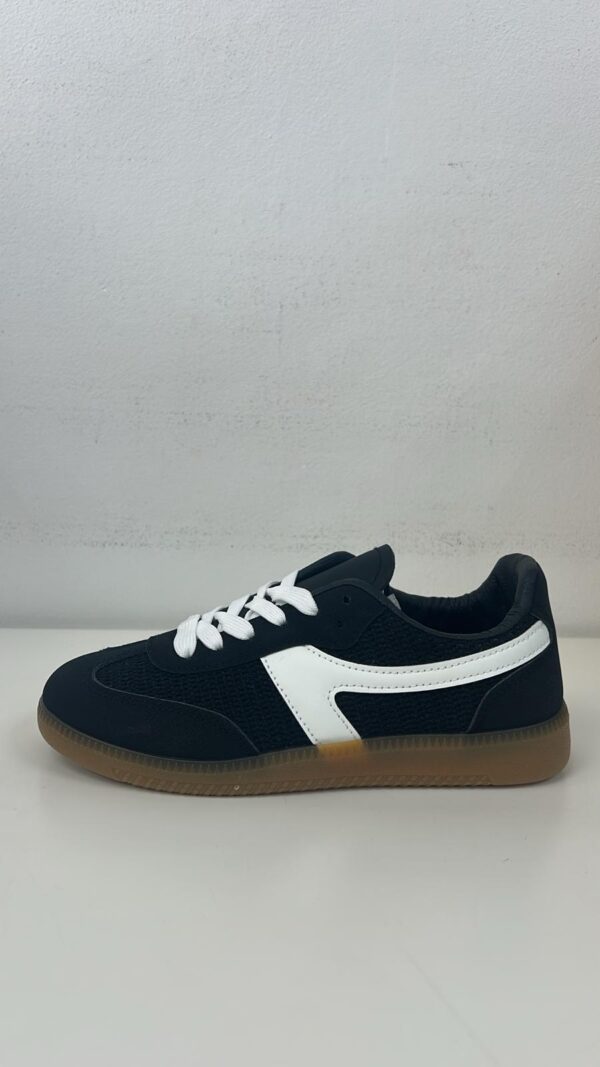 DEPORTIVA NEGRA CON LINEA - Imagen 1