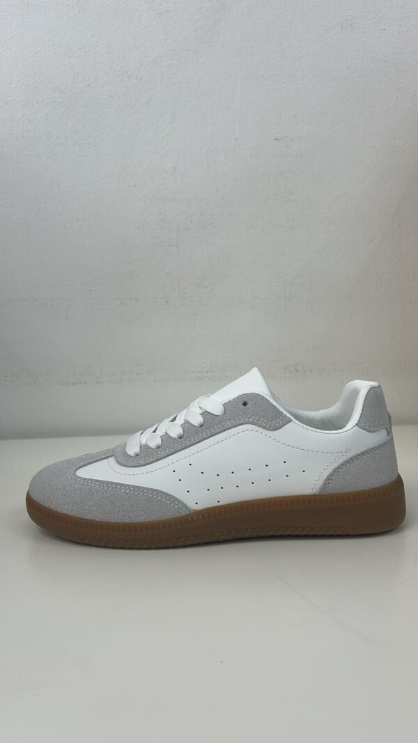 DEPORTIVA BLANCA CON GRIS - Imagen 1