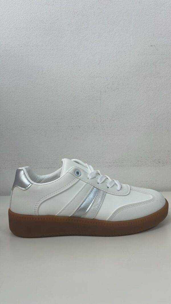 DEPORTIVA BLANCA CON LINEA PLATA - Imagen 1