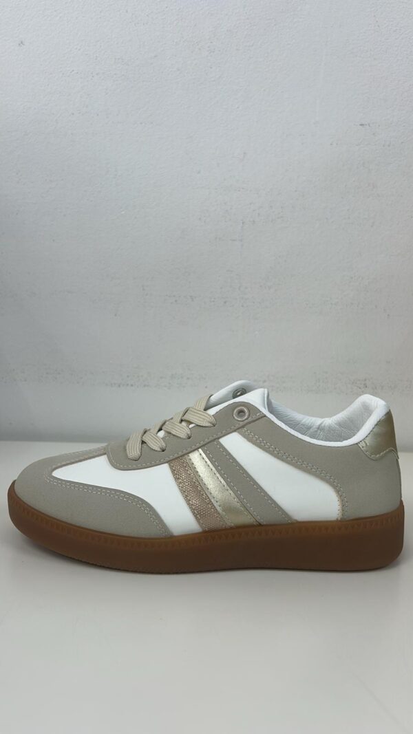 DEPORTIVA BEIGE CON LINEA DORADO - Imagen 1
