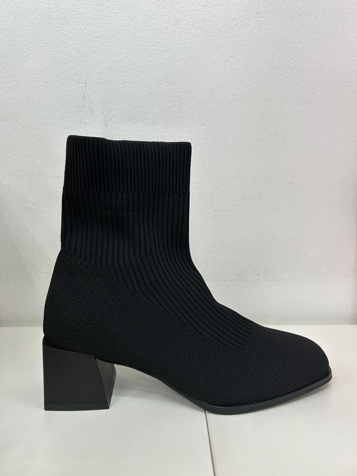 Imagen de WhatsApp 2025-11-06 a las 16.55.04_51a436d2 BOTA CALCETÍN NEGRO T. CUADRADO - Imagen 1