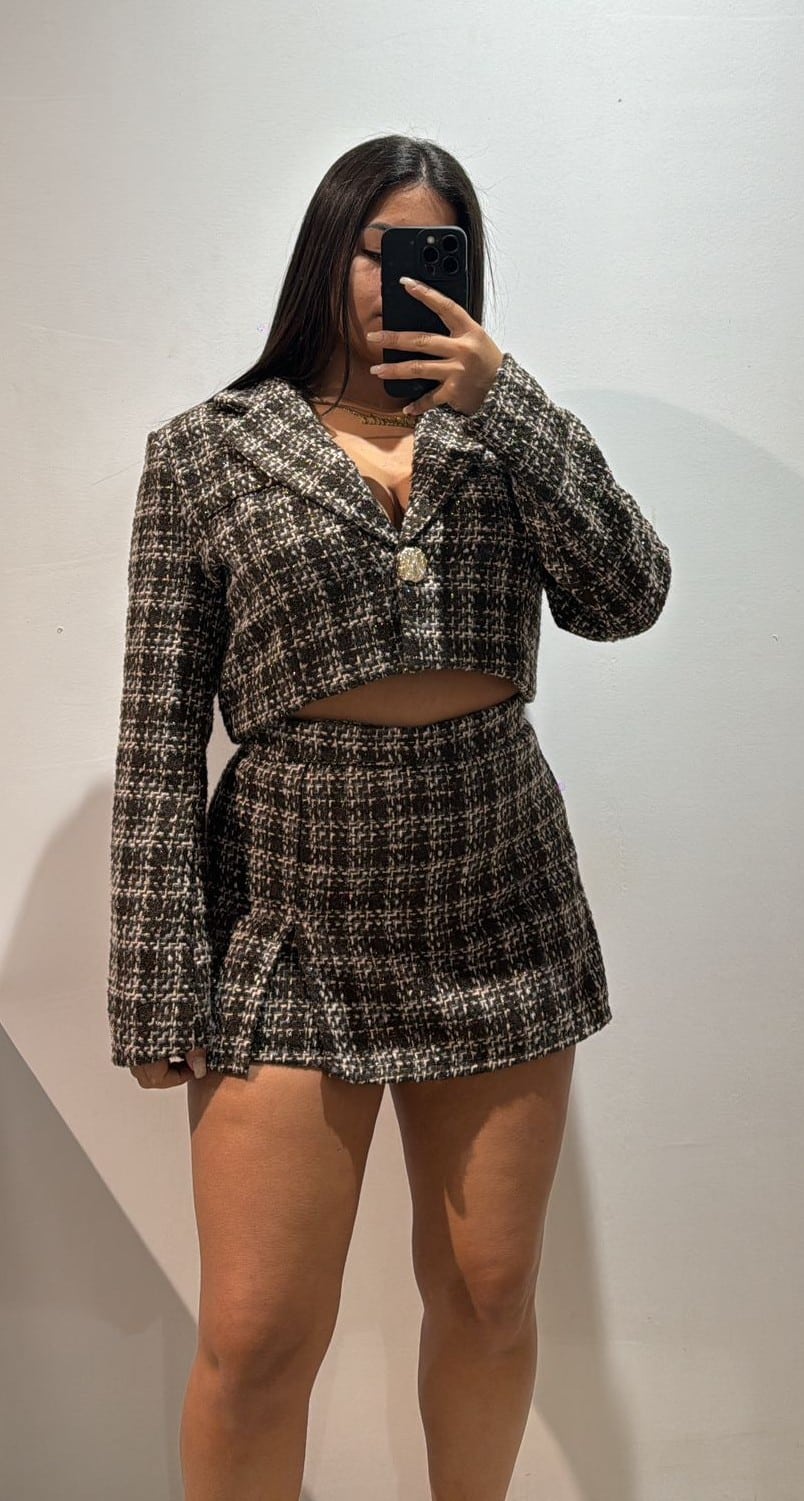 Imagen de WhatsApp 2025-11-21 a las 12.04.18_663b4ee0 TRAJE CORTO CUADRADO - Imagen 1