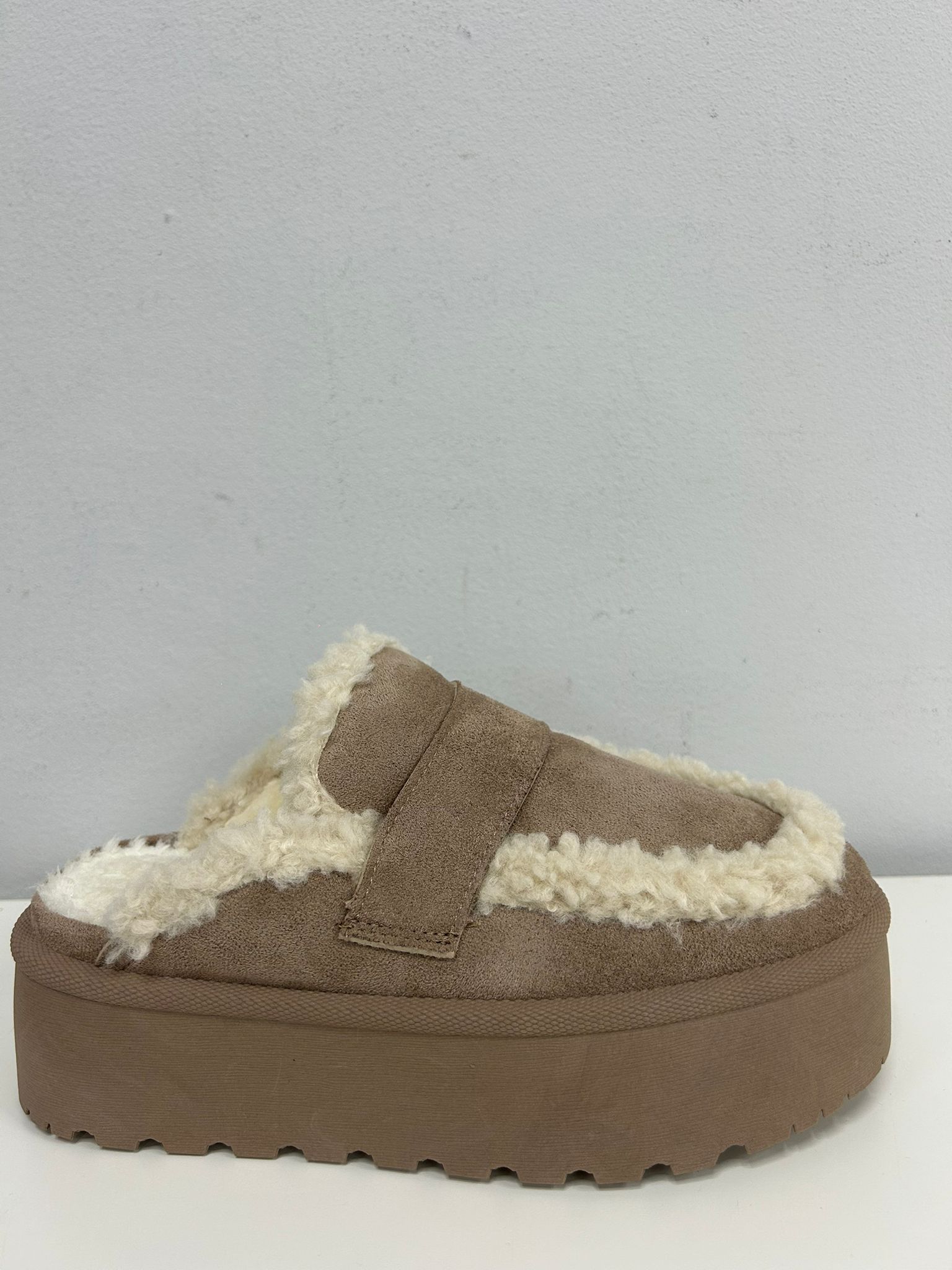 Imagen de WhatsApp 2025-11-21 a las 12.14.41_f50ddbcb UGG TAUPE - Imagen 1
