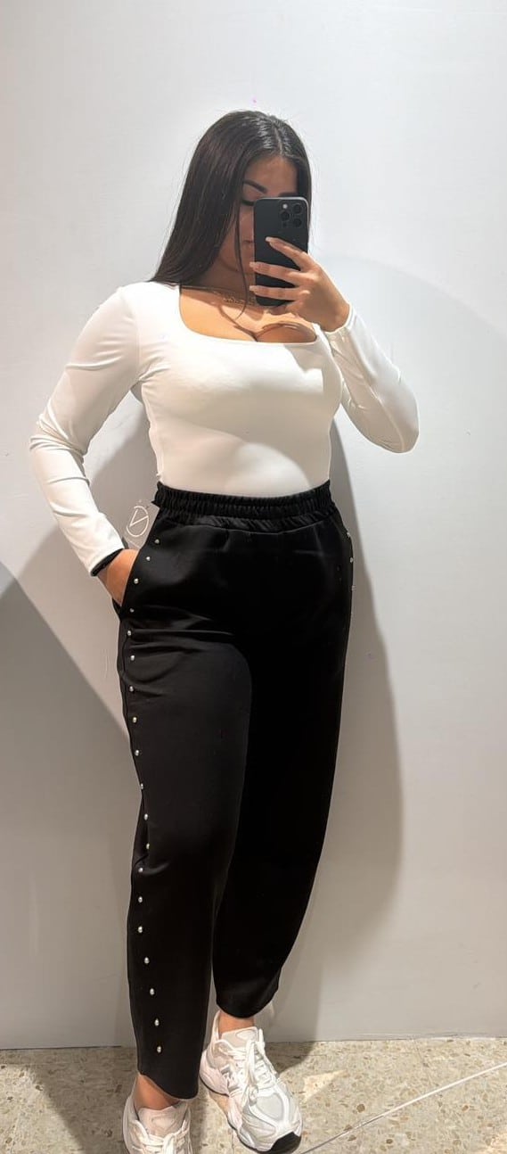 Imagen de WhatsApp 2025-11-26 a las 19.13.03_19d9d953 PANTALON GLOBO TACHUELA - Imagen 1