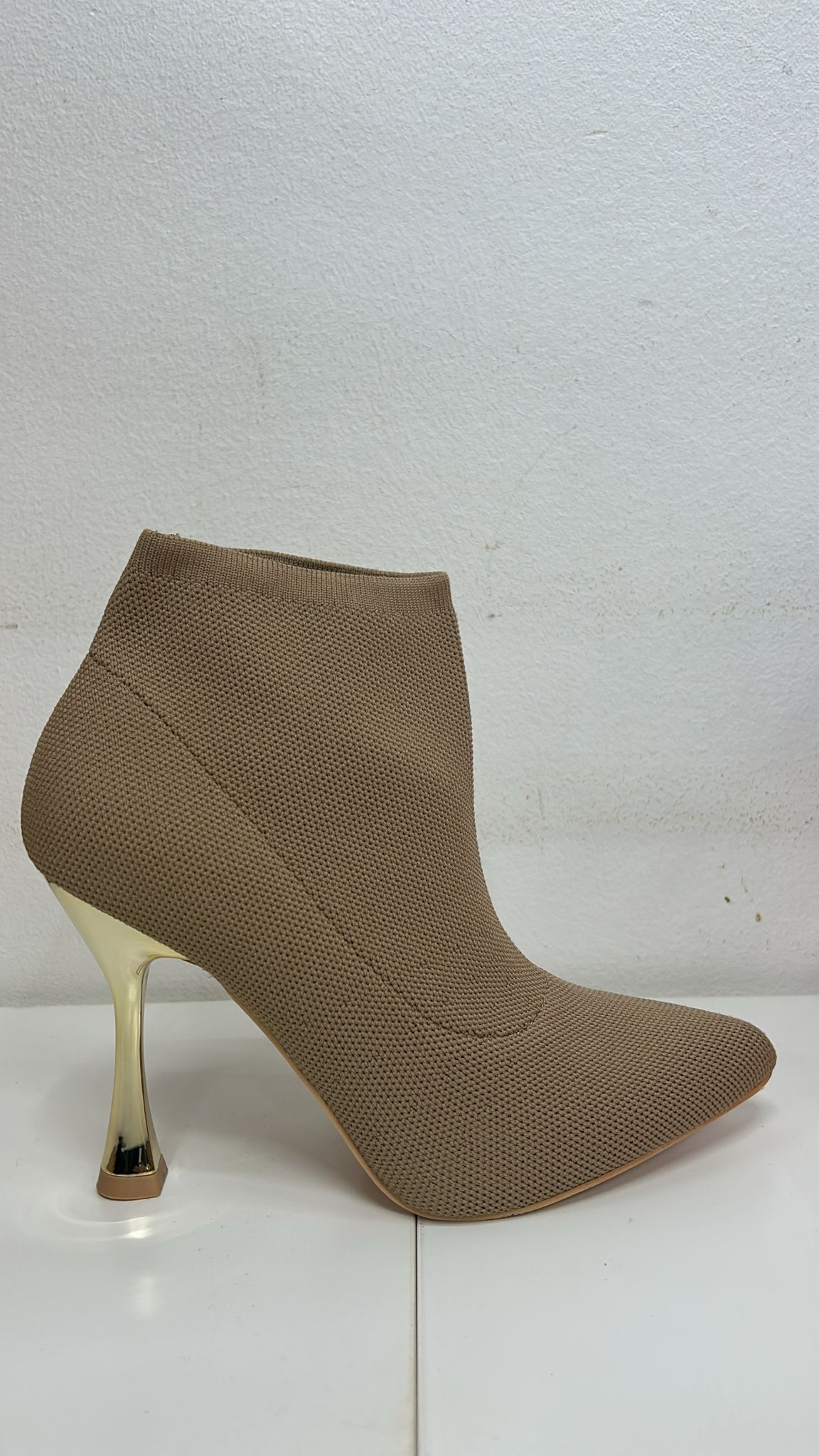 Imagen de WhatsApp 2025-11-27 a las 16.35.44_7dd2450d BOTA CALCETIN KAKI CON DORADO - Imagen 1