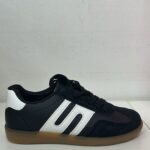 DEPORTIVA NEGRA CON LINEAS