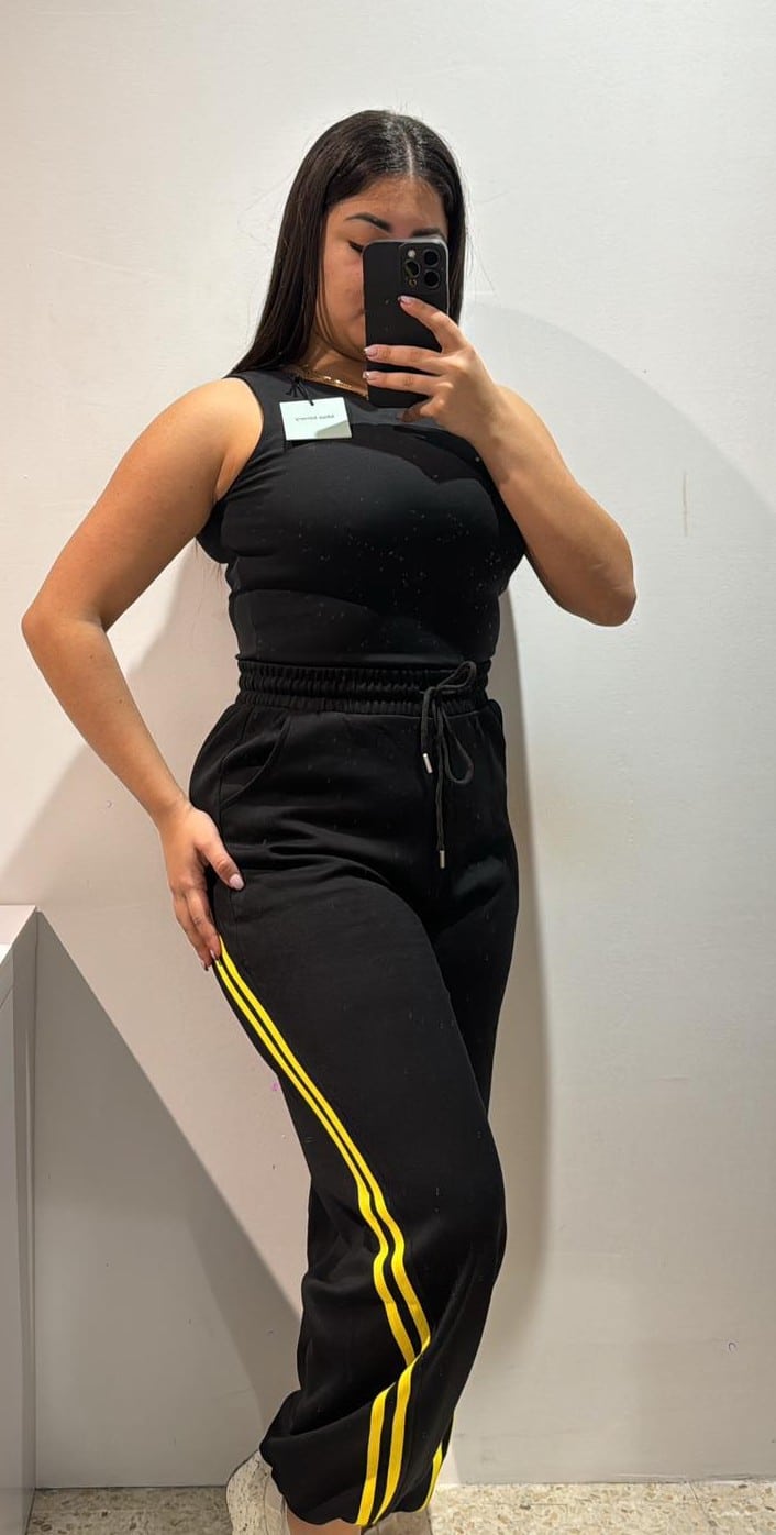 WhatsApp Image 2026-02-17 at 18.35.04 PANTALON LINEA AMARILLA - Imagen 1