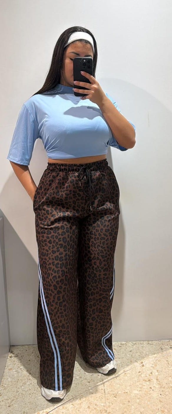 WhatsApp Image 2026-02-24 at 18.22.08 PANTALON LEOPARDO - Imagen 1