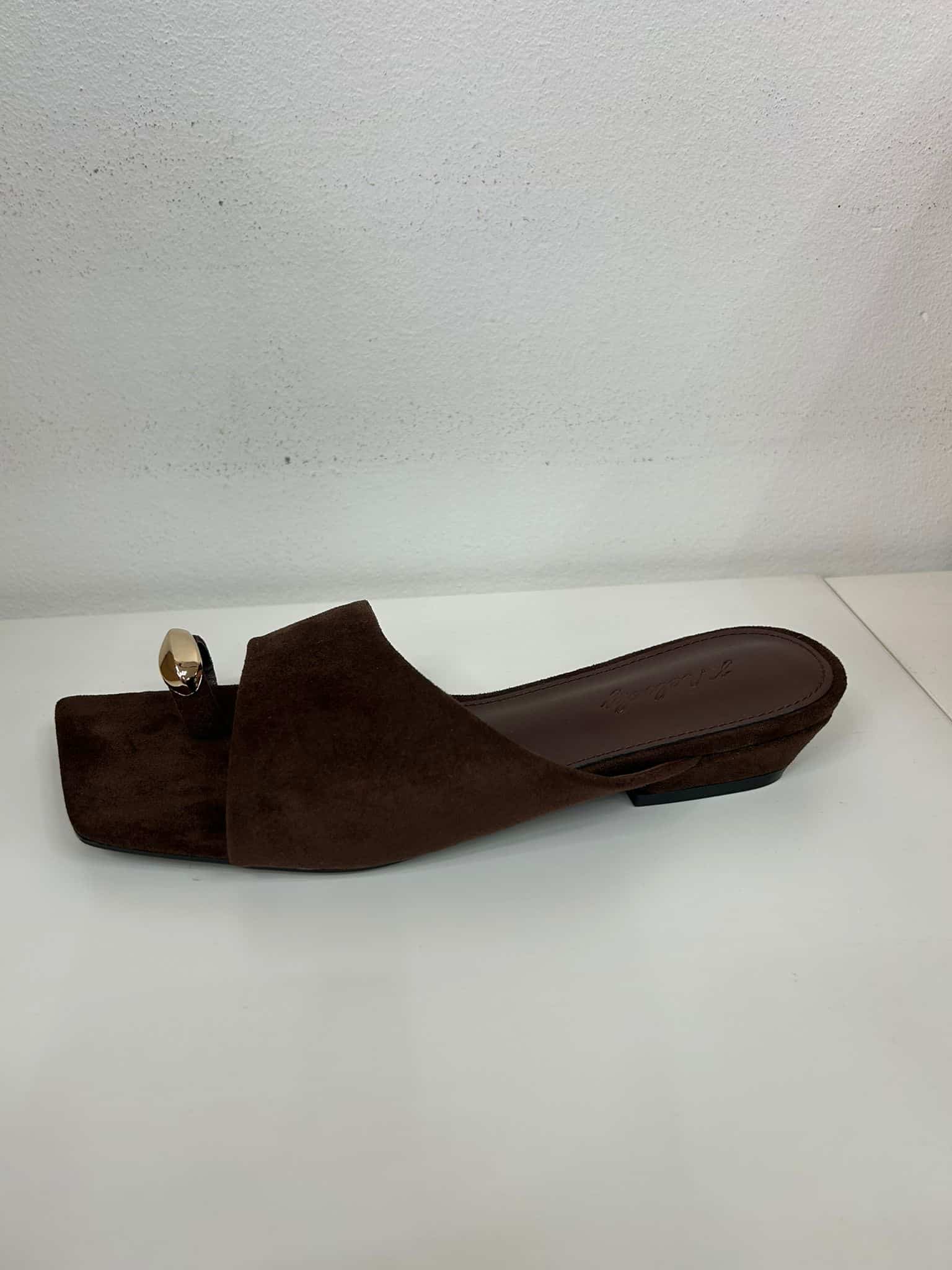 WhatsApp Image 2026-04-06 at 18.01.47 TACON BAJO ANTELINA MARRON - Imagen 1