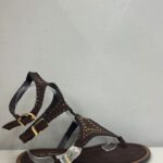 CHANCLAS TACHUELAS MARRON