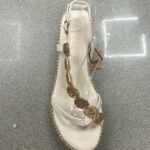 SANDALIA TACHUELAS DORADA BEIGE