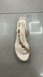 SANDALIA TACHUELAS DORADA BEIGE
