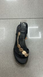 SANDALIA TACHUELAS DORADA NEGRA