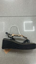 SANDALIA TACHUELAS DORADA NEGRA - Imagen 2
