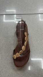 SANDALIA TACHUELAS DORADAS MARRON - Imagen 2