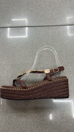 SANDALIA TACHUELAS DORADAS MARRON