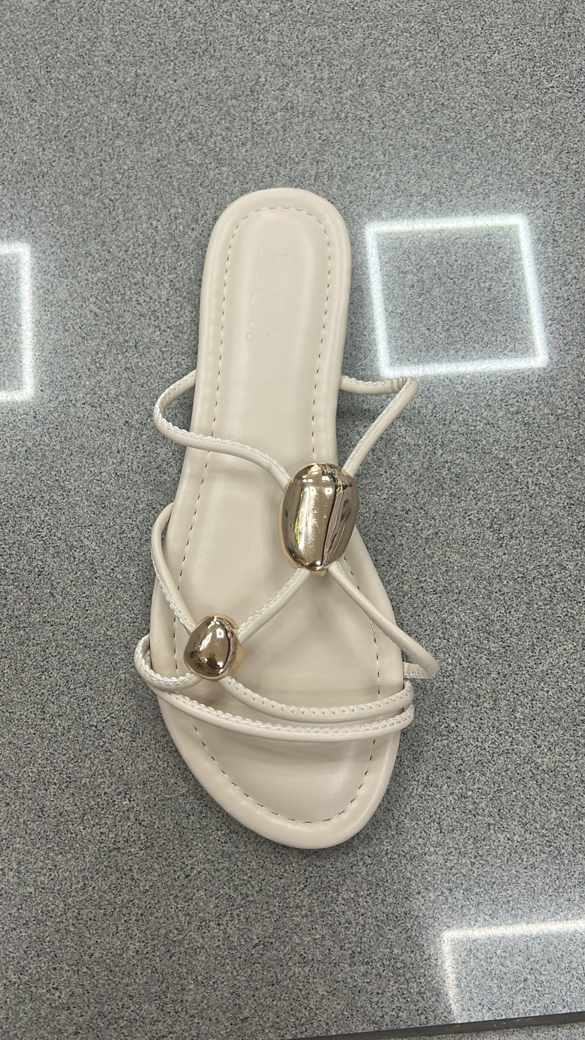 WhatsApp Image 2026-07-09 at 18.15.39 SANDALIA PIEDRA DORADA BEIGE - Imagen 1