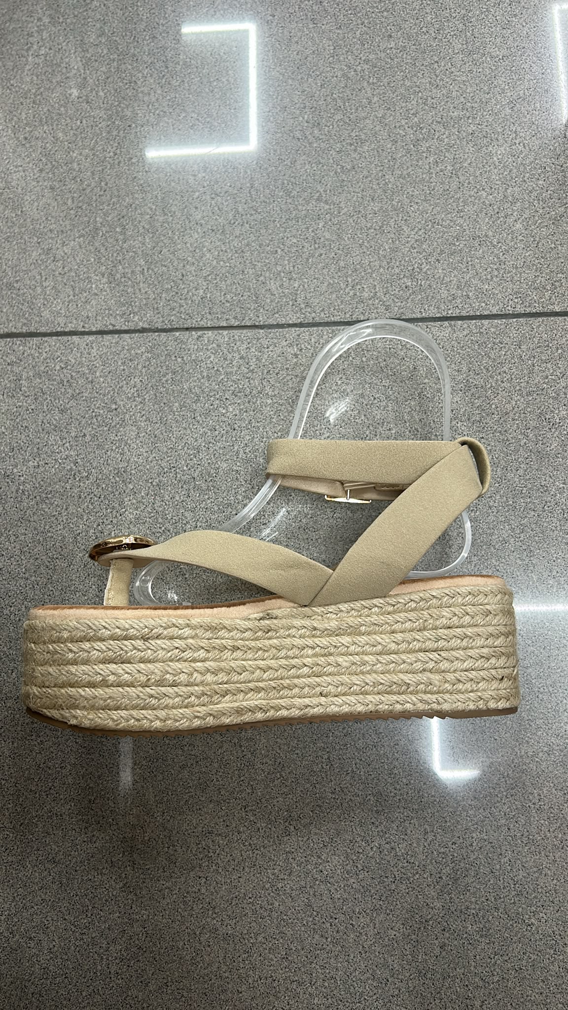 WhatsApp Image 2026-07-20 a8.55.18 SANDALIA ANILLO TACHE BEIGE - Imagen 1