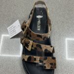 SANDALIA DEDO HEBILLA LEOPARDO