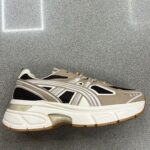 DEPORTIVA ASICS KAKI