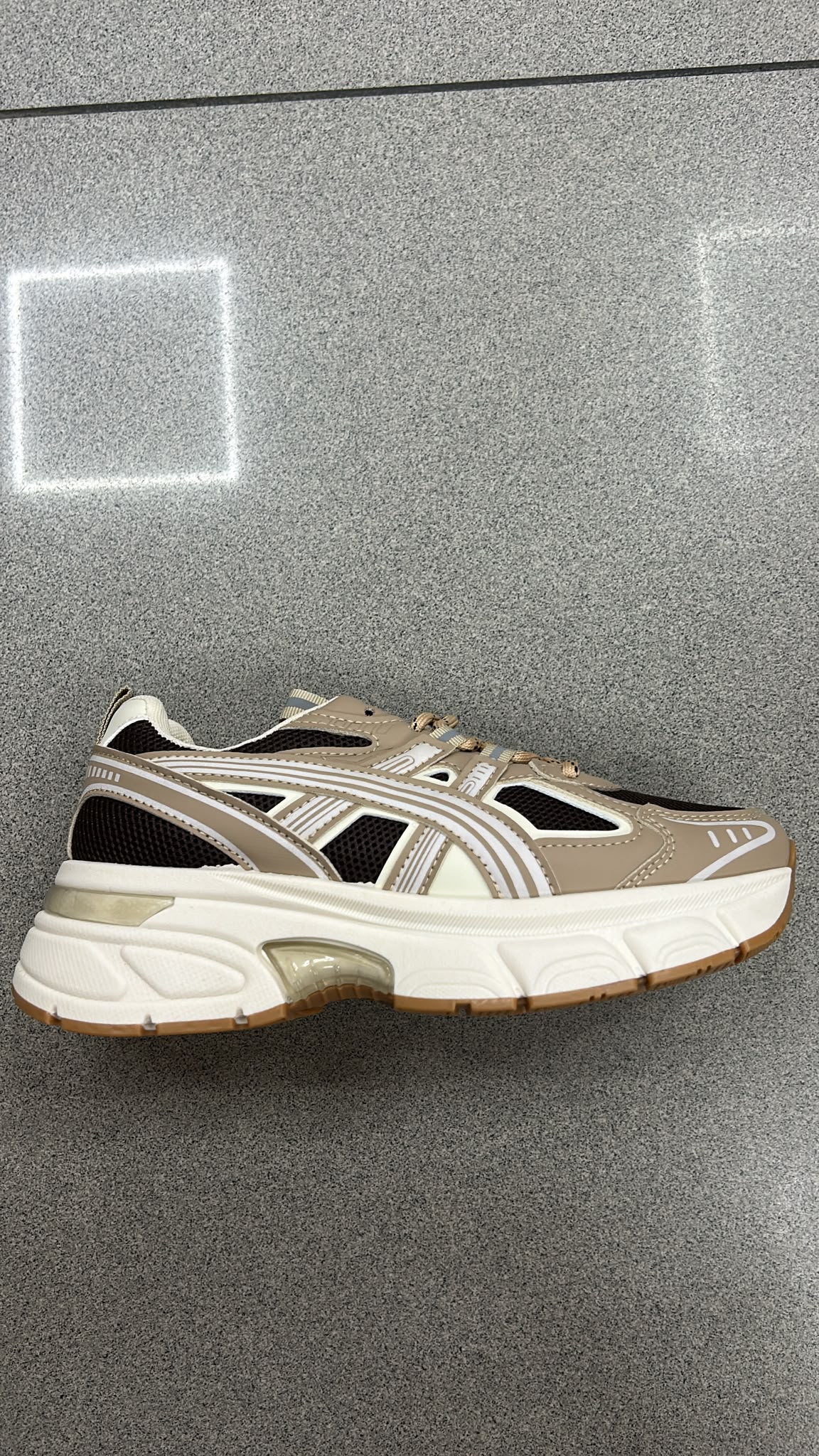 WhatsApp Image 2026-07-30 at 16.18.07 DEPORTIVA ASICS KAKI - Imagen 1