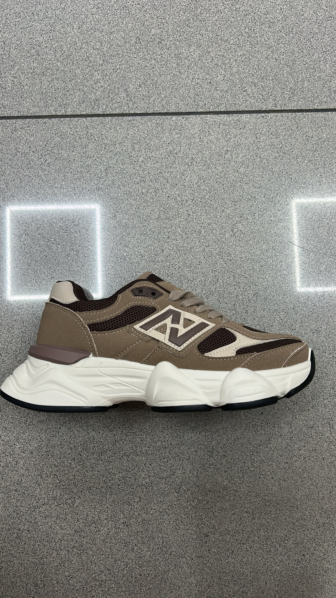 WhatsApp Image 2026-07-30 at 16.18.07 NEW BALANCE KAKI MARRÓN - Imagen 1