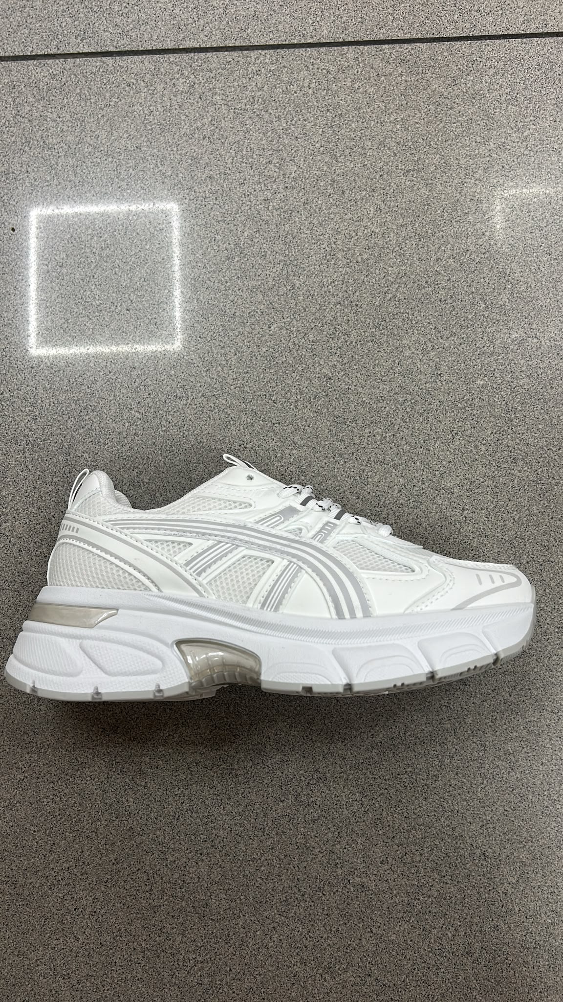 WhatsApp Image 2026-07-30 at 16.18.07 DEPORTIVA ASICS BLANCAS - Imagen 1