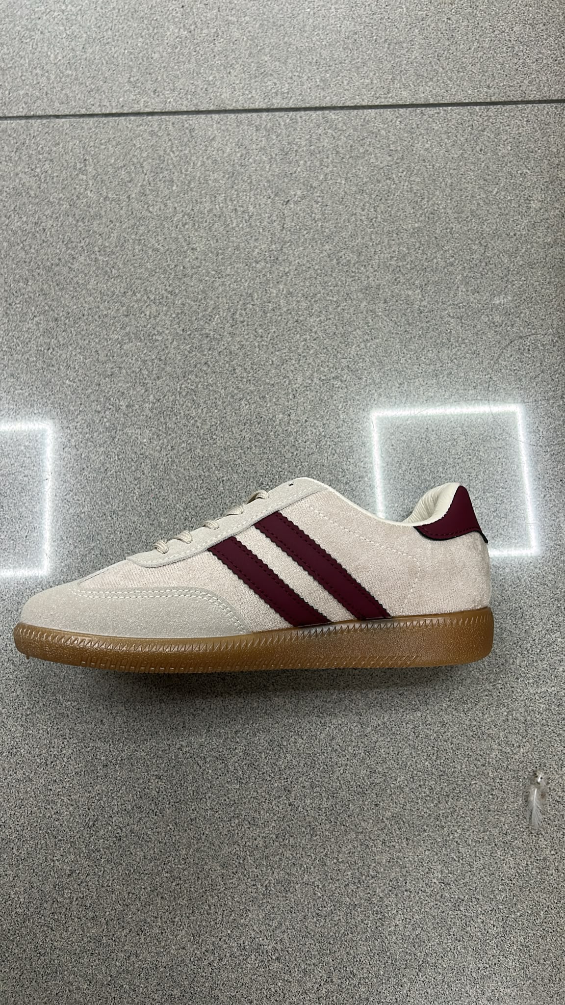 WhatsApp Image 2026-08-07 at 12.36.28 DEPORTIVA SAMBA BEIGE BURDEOS - Imagen 1