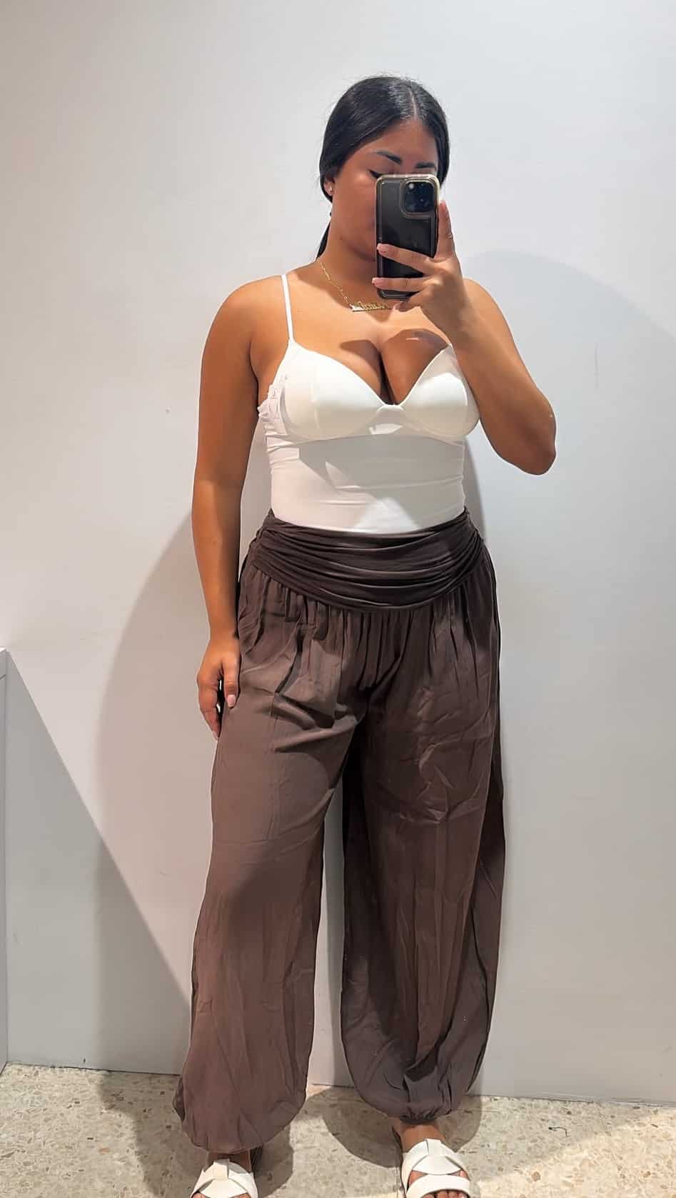 WhatsApp Image 2026-08-13 at 17.21.04 PANTALON PUÑO FRUNCIDO - Imagen 1