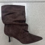 BOTA FRUNCIDA TACÓN BAJO MARRÓN