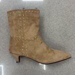 BOTA BAJA TACHUELAS KAKI
