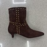 BOTA BAJA TACHUELAS MARRON