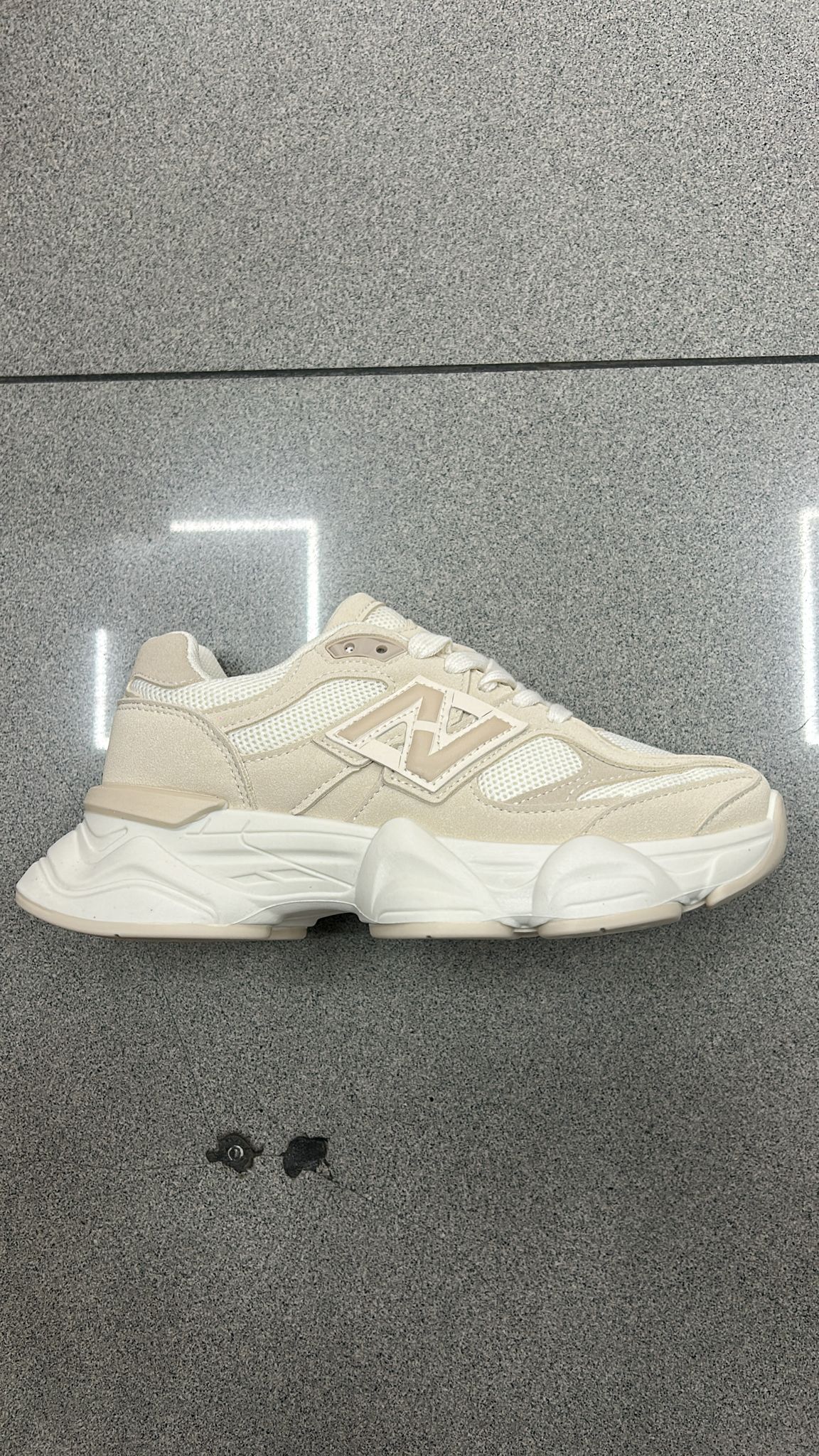 WhatsApp Image 2026-08-27 at 16.20.57 NEW BALANCE BEIGE CLARAS - Imagen 1