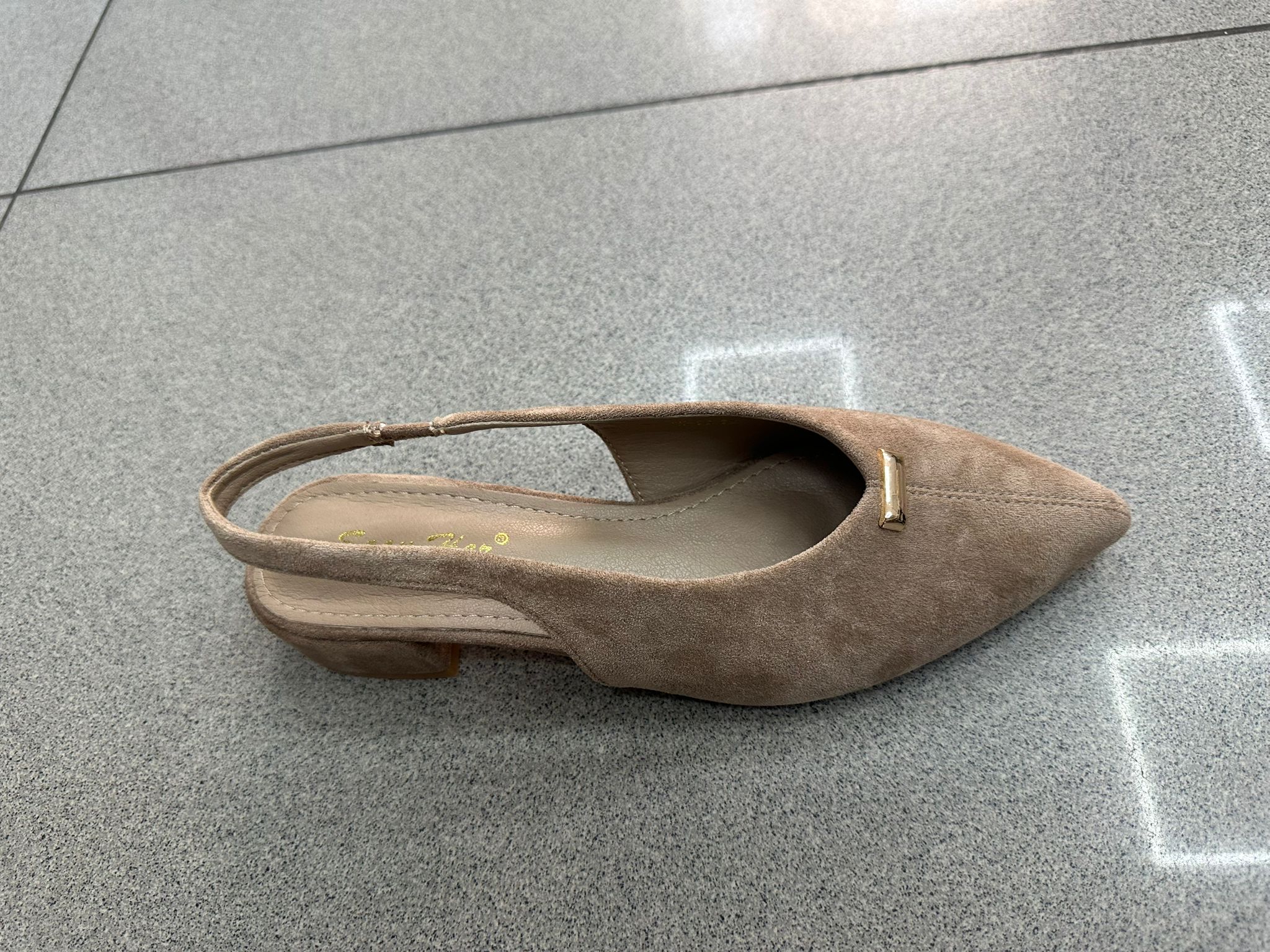 WhatsApp Image 2026-08-28 at 19.00.22 MANOLETINA TACON BAJO BEIGE - Imagen 1