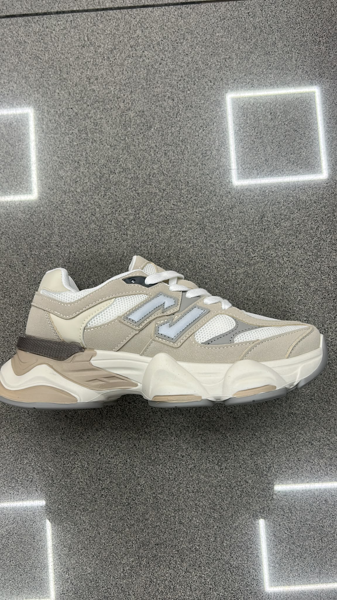 WhatsApp Image 2026-09-15 at 17.58.34 NEW BALANCE BEIGE BLANCO - Imagen 1