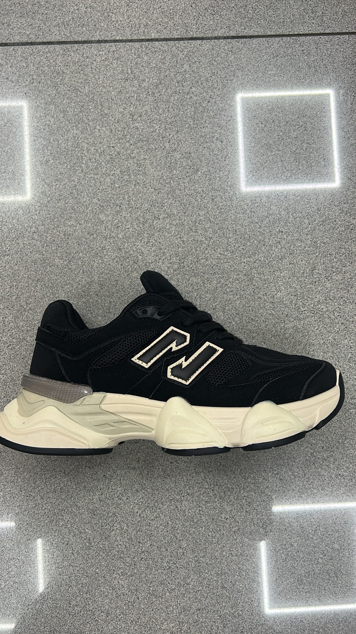 WhatsApp Image 2026-09-15 at 17.58.50 NEW BALANCE NEGRO BEIGE - Imagen 1