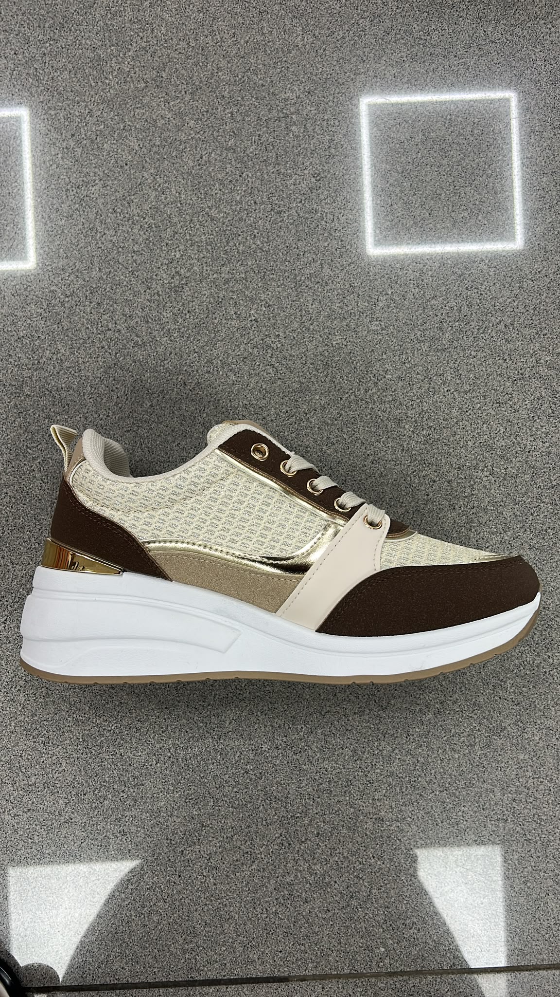 WhatsApp Image 2026-09-15 at 18.00.37 DEPORTIVA CUÑA BRILLO BEIGE - Imagen 1
