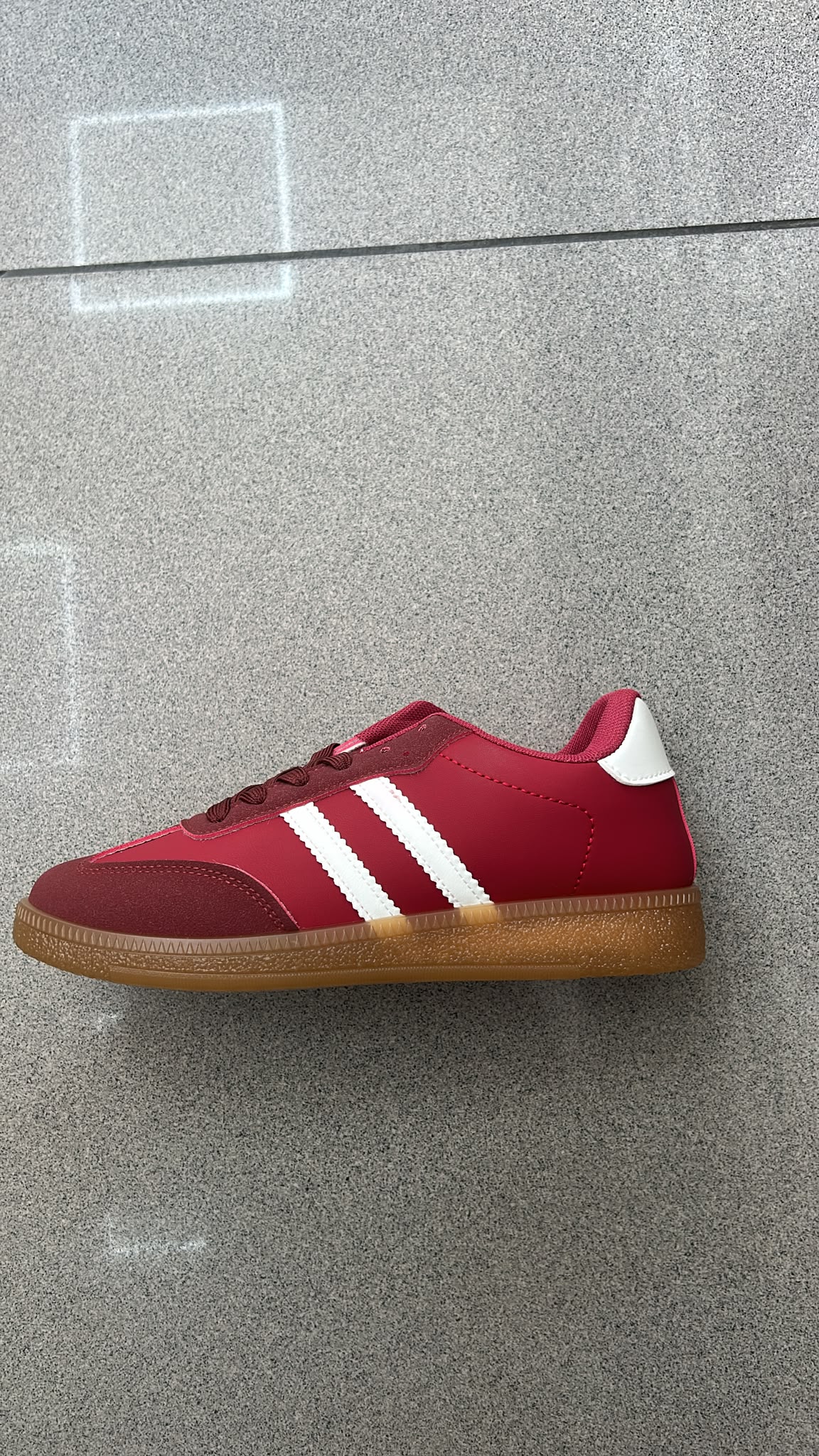 WhatsApp Image 2026-09-25 at 12.42.34 DEPORTIVA SAMBA LOW BURDEOS - Imagen 1