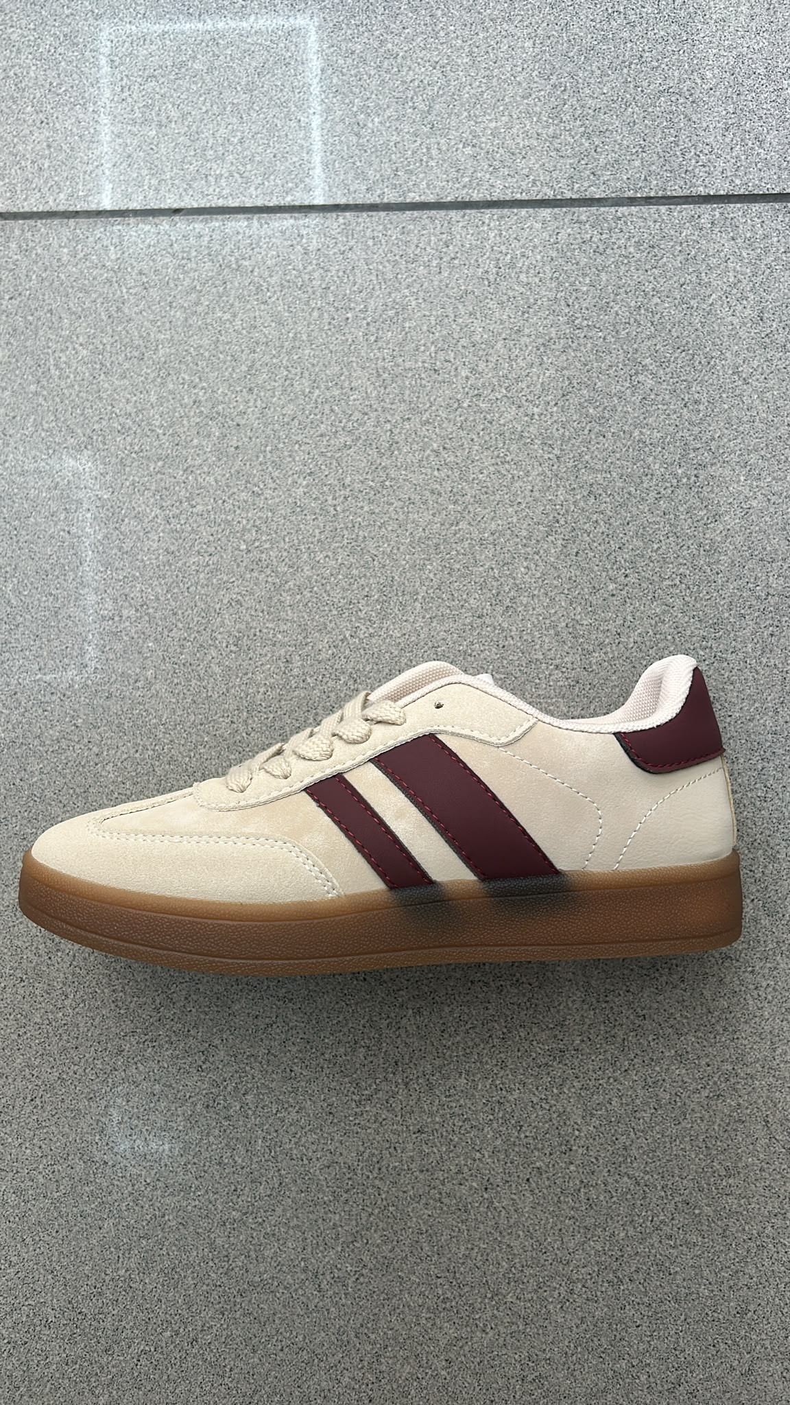 WhatsApp Image 2026-09-25 at 12.42.54 DEPORTIVA SAMBA LOW ALTA BEIGE - Imagen 1