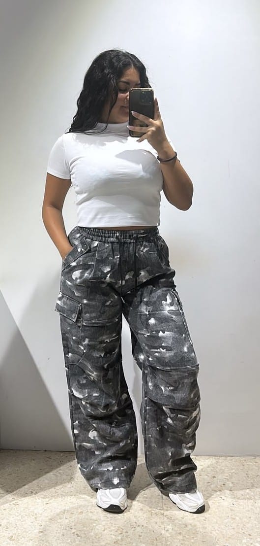 WhatsApp Image 2026-10-07 at 16.25.09 PANTALON CAMUFLAJE BOLSILLO GRIS - Imagen 1