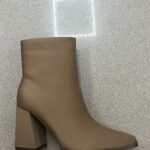 BOTA T CUADRADO ANCHO CAÑA BAJA KAKI